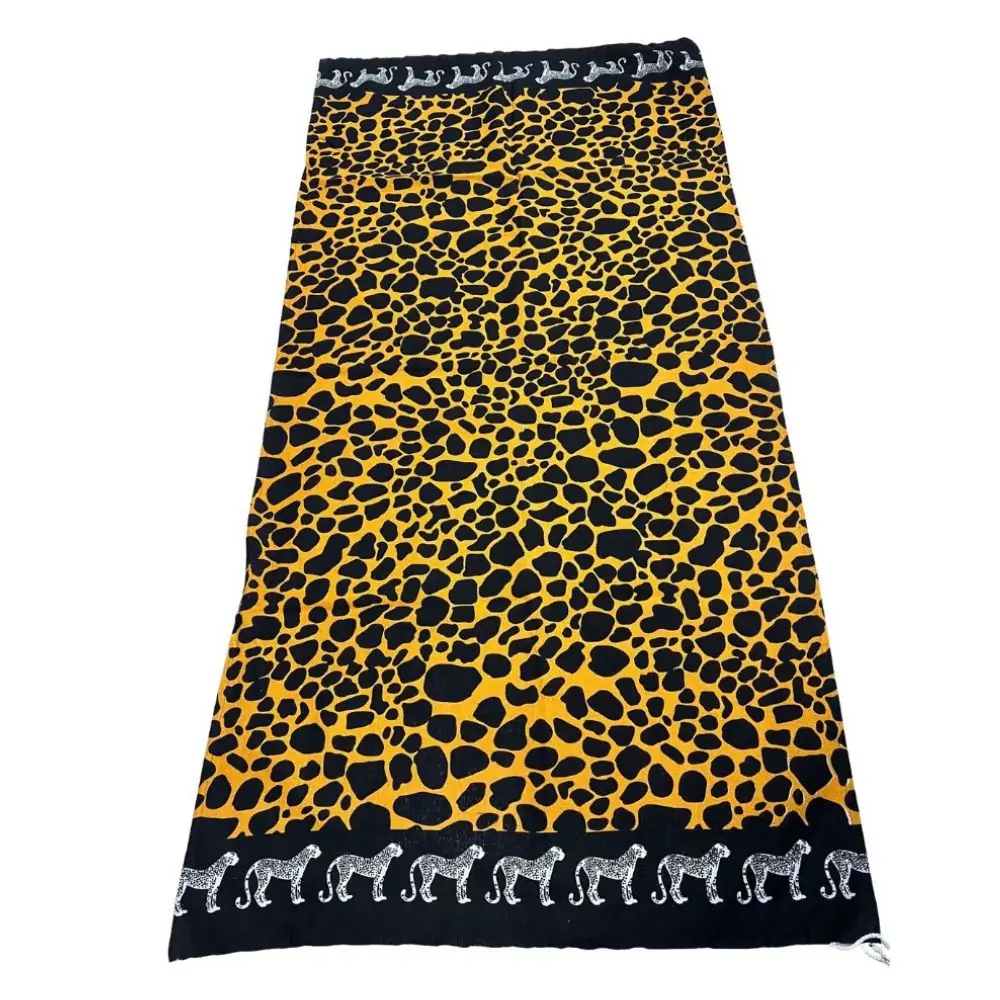 1 Fouta estampado leopardo. Toalla de playa pareo leopardo, con flecos arriba y abajo.